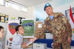 Libano/ Attività CIMIC. Gli Alpini e i Carabinieri donano materiale scolastico ai bambini libanesi