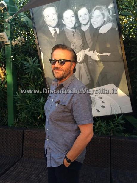 Christian De Sica sotto la sua gigantografia in Capannina