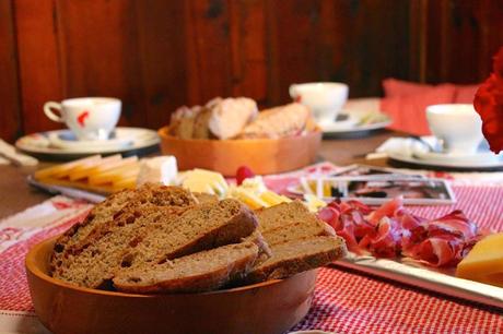 Colazione in alta quota alla Malga Sasso Piatto