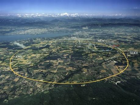 Vista aerea della zona dove sorge il CERN e i tracciati degli anelli sotterranei degli acceleratori LHC e SPS con la posizione dei prinipali esperimenti