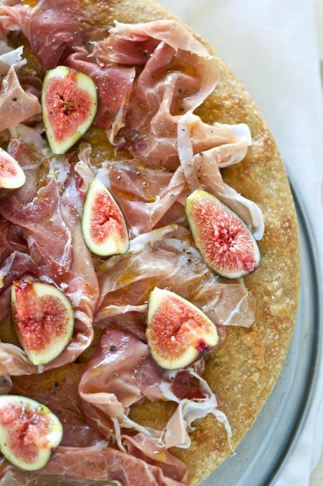 Focaccia scura con prosciutto e fichi