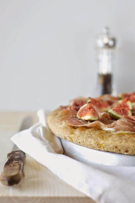 Focaccia scura con prosciutto e fichi