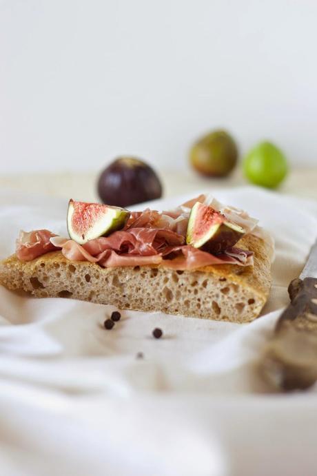 Focaccia scura con prosciutto e fichi