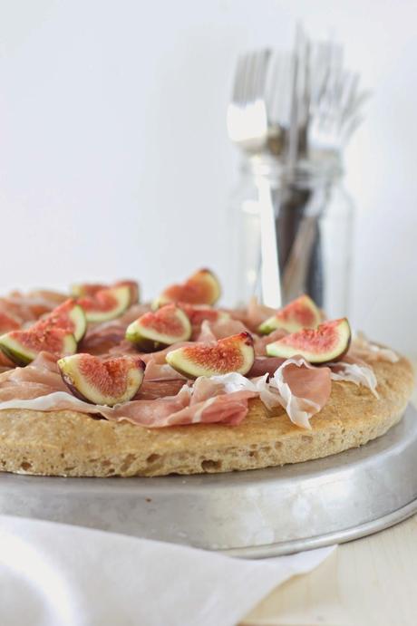 Focaccia scura con prosciutto e fichi