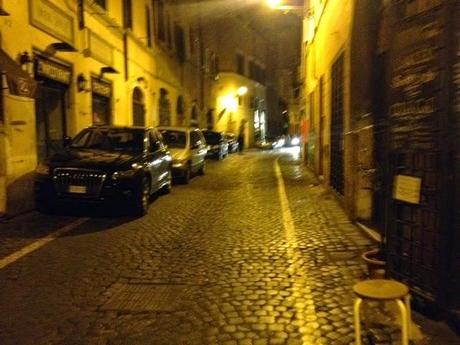 La vergogna di Via del Pellegrino. Riqualificazione inutile, pedoni, bambini, anziani e disabili umiliati. Il Primo Municipio si conferma incapace di dare risposte degne al territorio