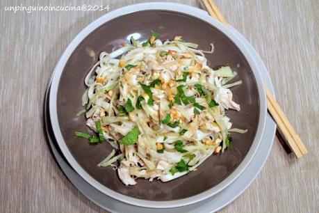 Noodles con pollo e tahini