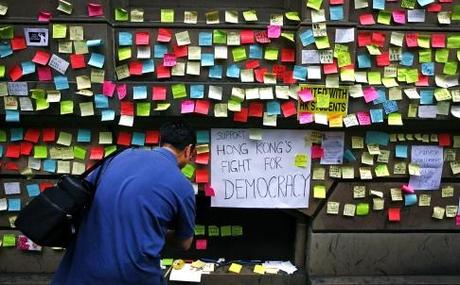 Messaggi pro-democrazia a Hong Kong su un muro di Sidney, Australia