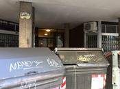 seppelliti dietro cassonetti nostri condomini causa mercato Porta Portese