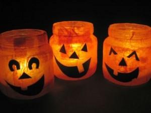 Halloween Le zucche decorate su mostruosi centrini