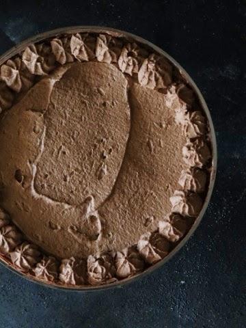 Torta Tiramisù con crema di nocciole e biscotti al cacao