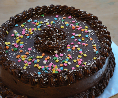 torta al cioccolato e confettini colorati