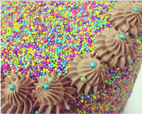 Torta al caffè decorata con confettini colorati