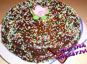 torta ricoperta glassa cioccolato confettini colorati