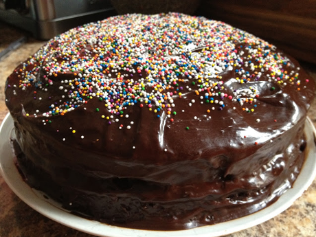 torta compleanno con confettini colorati