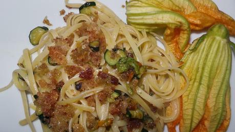 LINGUINE E ZUCCHINE CON PANE ALL'ACCIUGA.