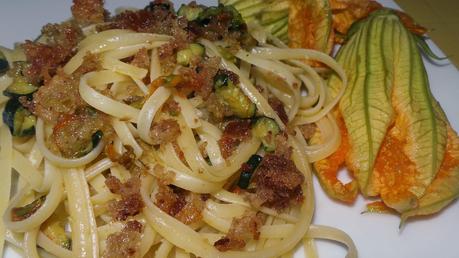 LINGUINE E ZUCCHINE CON PANE ALL'ACCIUGA.