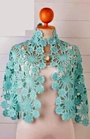 Mantellina crochet color del cielo, con schemi / Sky blue crochet capelet with pattern