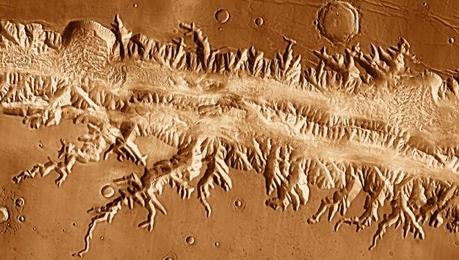La valle Ius Chasma in un mosaico di immagini di 2001 Mars Odyssey. Crediti: NASA / JPL-Caltech / University of Arizona