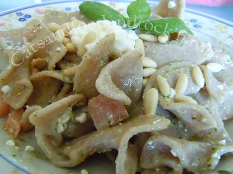 Quasi un'insalata di pasta: truciolotti di solina con pesto al basilico e fiocchi di latte