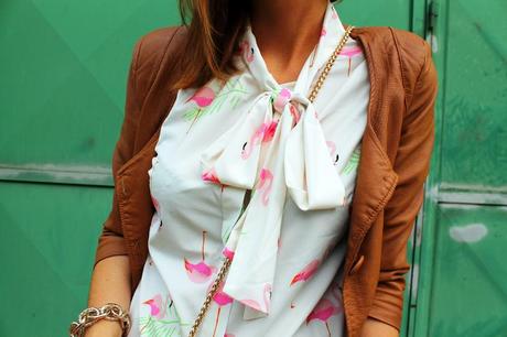 Outfit: camicetta dall'aria bon ton, con dei fenicotteri rosa