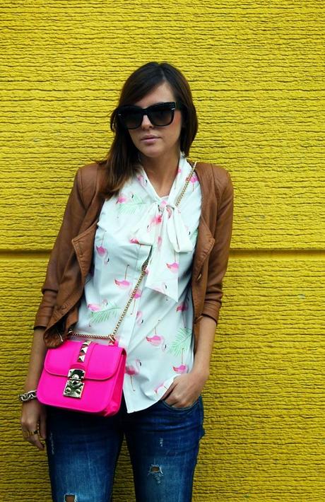 Outfit: camicetta dall'aria bon ton, con dei fenicotteri rosa