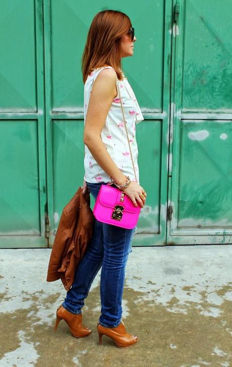 Outfit: camicetta dall'aria bon ton, con dei fenicotteri rosa