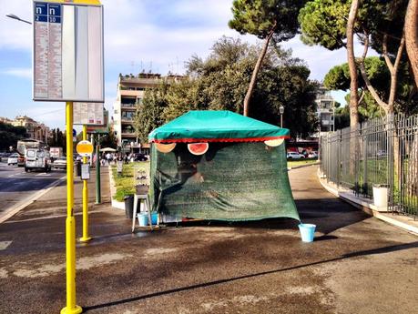 Cocomerari dovunque. Oggi è Primo Ottobre, ma è ancora estate per il nostro commercio ambulante. I venditori stagionali sono ancora lì, a deturpare la città