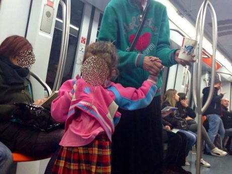 15 foto sfruttamento minorile in metropolitana. Con la consapevolezza che queste scene si verificano e potrebbero verificarsi solo a Roma