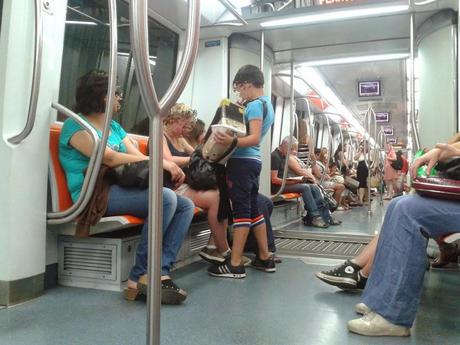 15 foto sfruttamento minorile in metropolitana. Con la consapevolezza che queste scene si verificano e potrebbero verificarsi solo a Roma