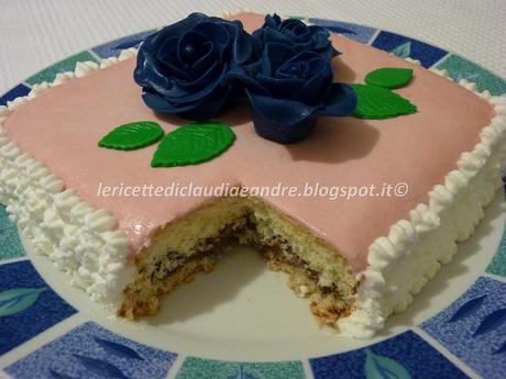 Torta con crema al cacao e roselline blu