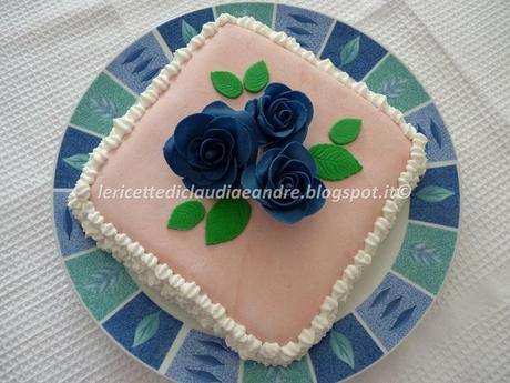 Torta con crema al cacao e roselline blu