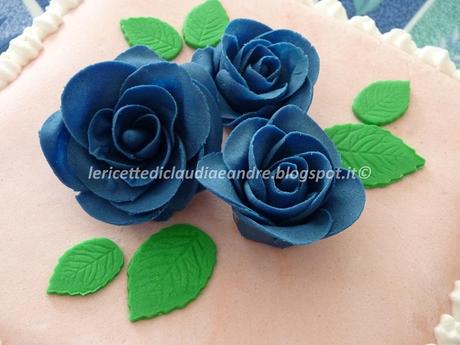 Torta con crema al cacao e roselline blu
