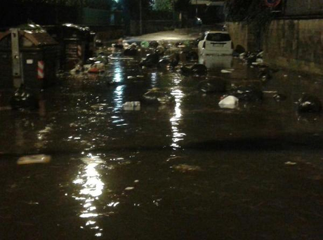 A Ostiense c'è lo tsunami con onde alte mezzo metro, a Ponte Milvio l'oceano, Battistini è come Venezia. Video e foto dopo trenta minuti di pioggia a Roma