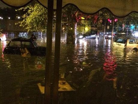 A Ostiense c'è lo tsunami con onde alte mezzo metro, a Ponte Milvio l'oceano, Battistini è come Venezia. Video e foto dopo trenta minuti di pioggia a Roma