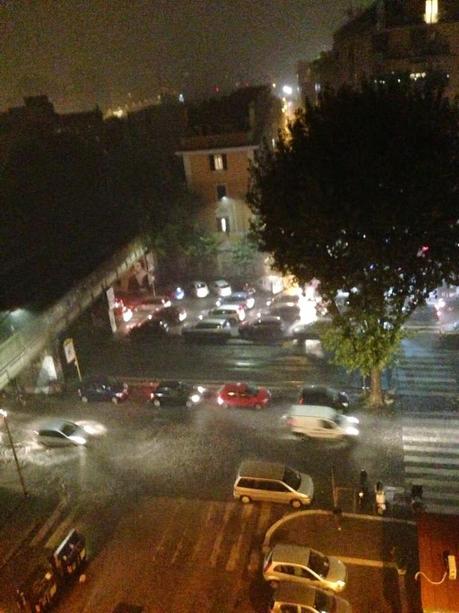 A Ostiense c'è lo tsunami con onde alte mezzo metro, a Ponte Milvio l'oceano, Battistini è come Venezia. Video e foto dopo trenta minuti di pioggia a Roma