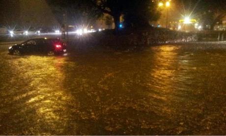 A Ostiense c'è lo tsunami con onde alte mezzo metro, a Ponte Milvio l'oceano, Battistini è come Venezia. Video e foto dopo trenta minuti di pioggia a Roma