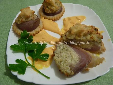 Cipolla ripiena con riso, ricotta e tonno su pasta sfoglia e crema di carote