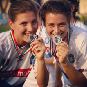 Cristiana Girelli e Stefania Zanoletti con la medaglia della Supercoppa Italiana