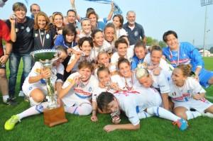 Cristiana Girelli e le compagne del Brescia dopo il trionfo in Supercoppa