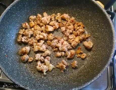 Nudolini speziati con salsiccia al finocchio (Saikebon di manzo speziato con salsiccia al finocchio)