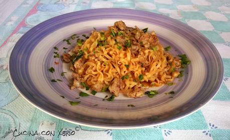 Nudolini speziati con salsiccia al finocchio (Saikebon di manzo speziato con salsiccia al finocchio)