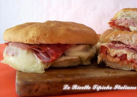 Focaccia ripiena prosciutto cotto e mozzarella