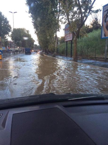 Foto e video della mezzoretta di pioggia di ieri pomeriggio. Come al solito Roma è in ginocchio