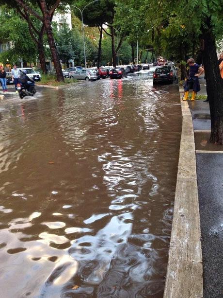 Foto e video della mezzoretta di pioggia di ieri pomeriggio. Come al solito Roma è in ginocchio