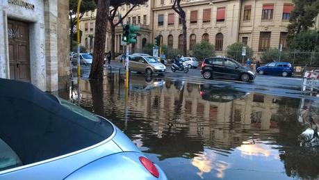 Foto e video della mezzoretta di pioggia di ieri pomeriggio. Come al solito Roma è in ginocchio