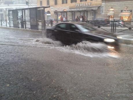 Foto e video della mezzoretta di pioggia di ieri pomeriggio. Come al solito Roma è in ginocchio