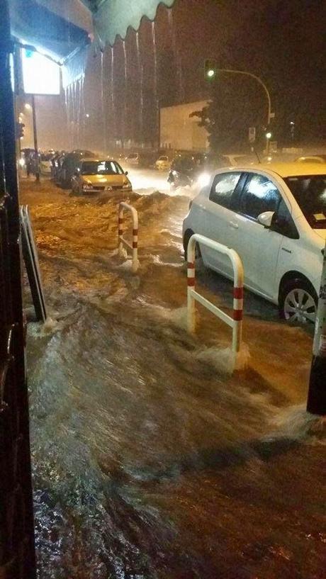 Foto e video della mezzoretta di pioggia di ieri pomeriggio. Come al solito Roma è in ginocchio