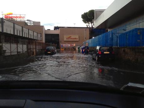 Foto e video della mezzoretta di pioggia di ieri pomeriggio. Come al solito Roma è in ginocchio