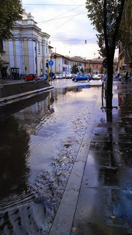 Foto e video della mezzoretta di pioggia di ieri pomeriggio. Come al solito Roma è in ginocchio