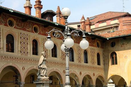 Vigevano, una piazza per sognare e una torta di riso da gustare!